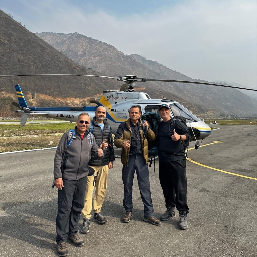 helicoptr return to everest base camp